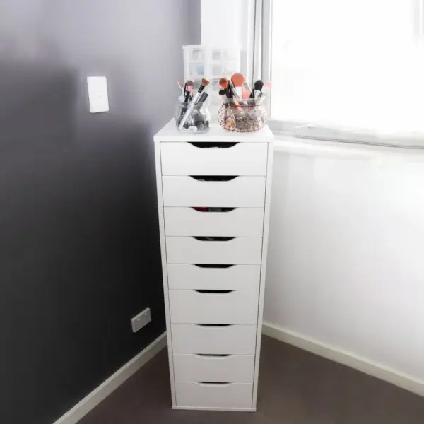 Wooden Dresser With 9 Drawers تسريحة ب9 أدراج